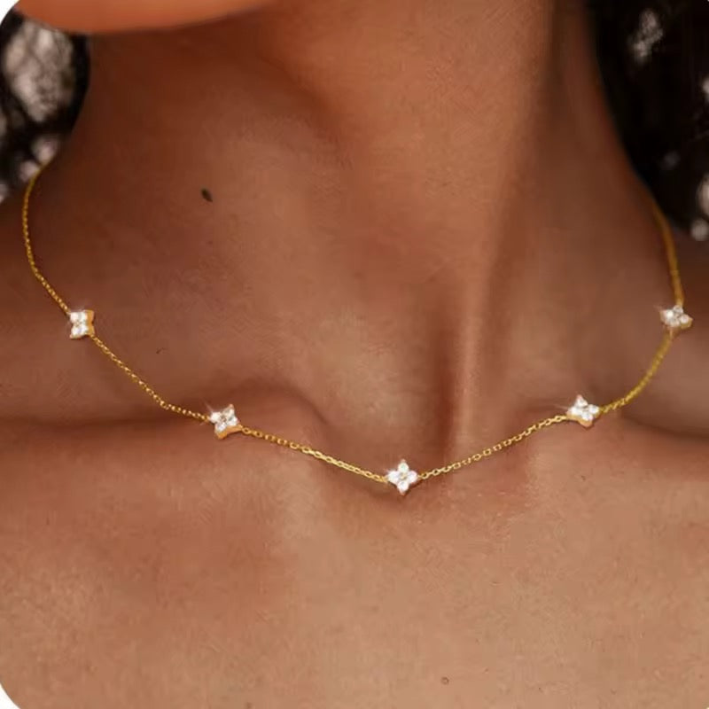 Collier Élégance Étoilée – Or & Cristaux Zirconiu