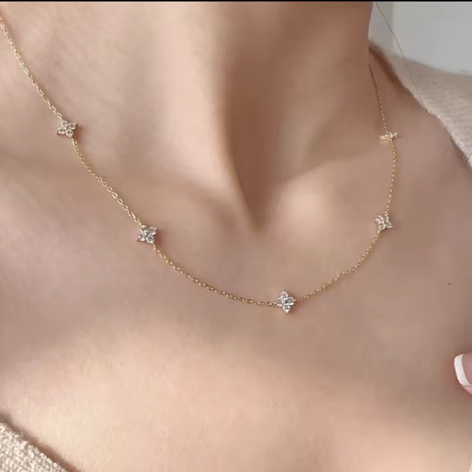 Collier Élégance Étoilée – Or & Cristaux Zirconiu