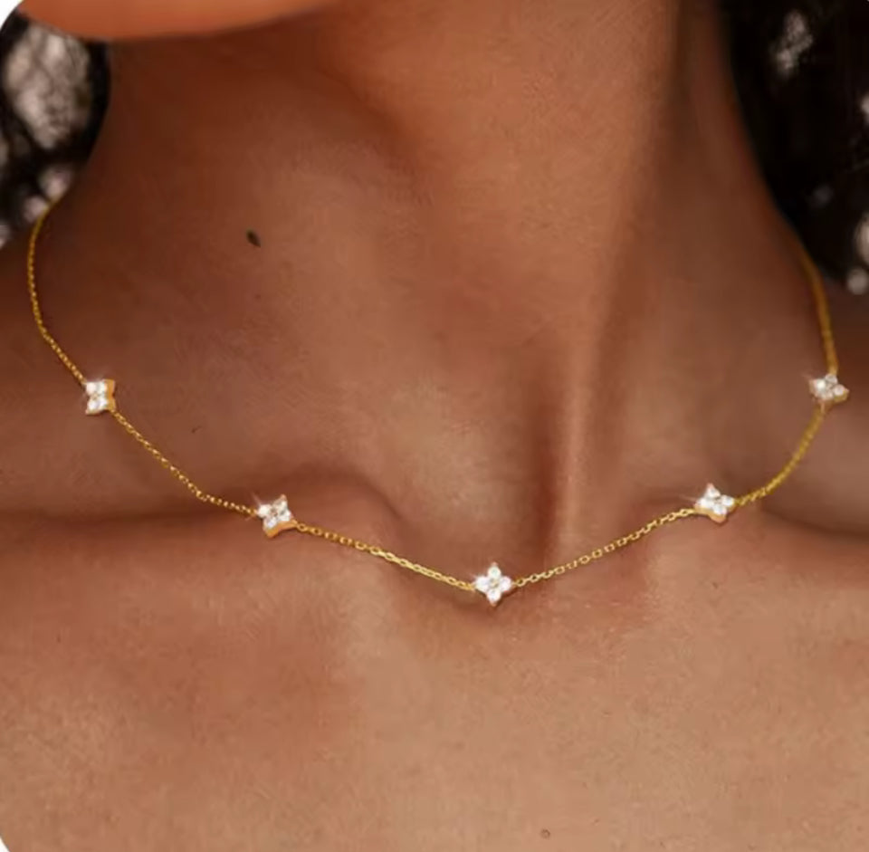 Collier Élégance Étoilée – Or & Cristaux Zirconiu