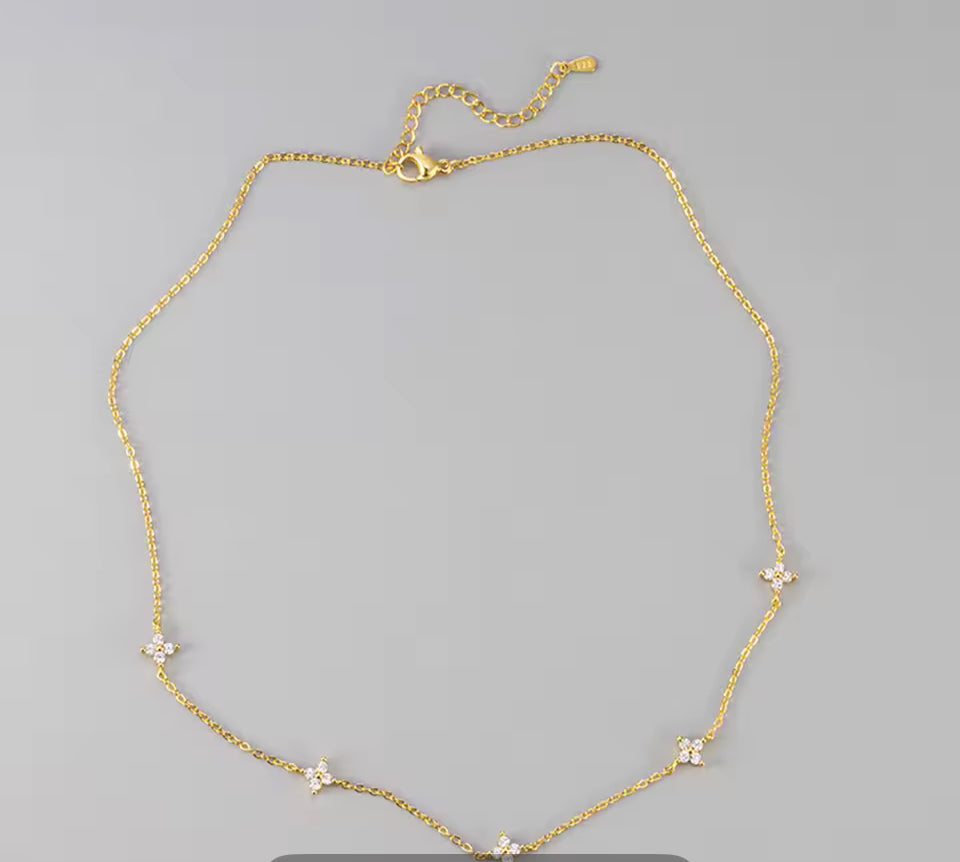 Collier Élégance Étoilée – Or & Cristaux Zirconiu