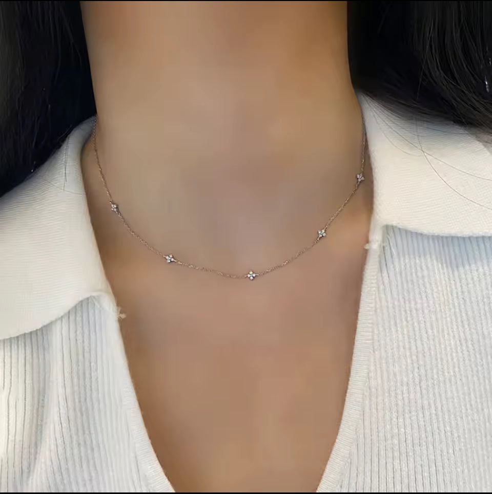 Collier Élégance Étoilée – Or & Cristaux Zirconiu